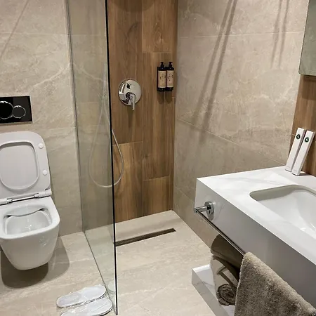 Pinehill Hotel, Restaurant , Pool & - Otel Razëm