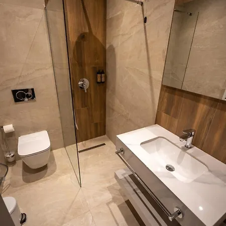 Pinehill Hotel, Restaurant , Pool & - 5* Razëm