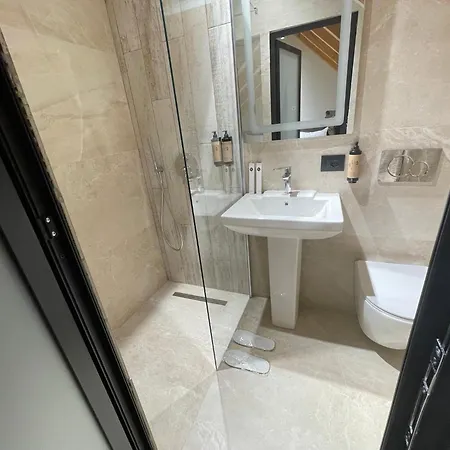 Pinehill Hotel, Restaurant , Pool & - 5* Razëm