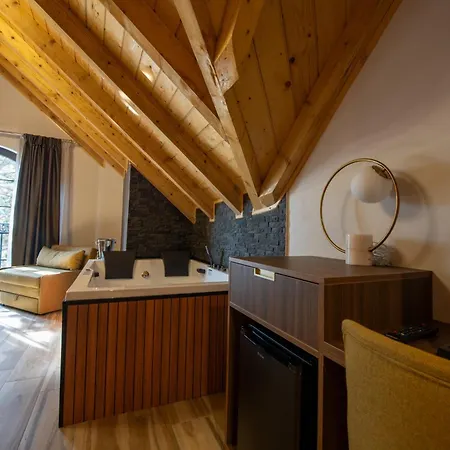 Pinehill Hotel, Restaurant , Pool & - Razëm