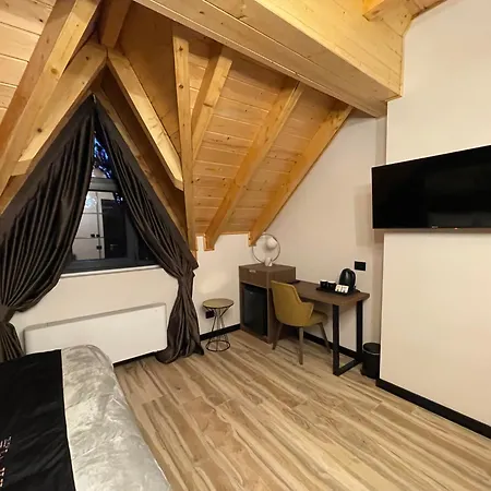 Pinehill Hotel, Restaurant , Pool & - 호텔 Razëm