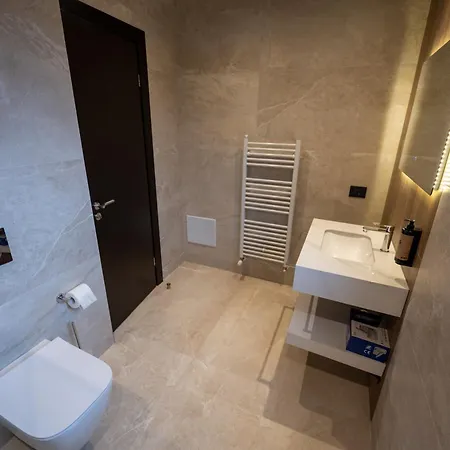 Pinehill Hotel, Restaurant , Pool & - Hotell Razëm